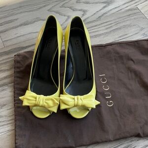 Gucci Clodine Yellow Patent Leather Bow Peep-Toe Pump Size 37.5 Party Statement